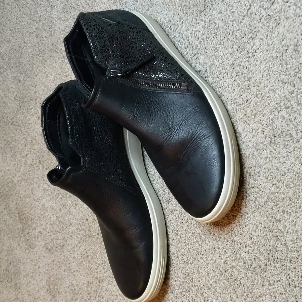 EUC Ecco Black Zipper Sneakers